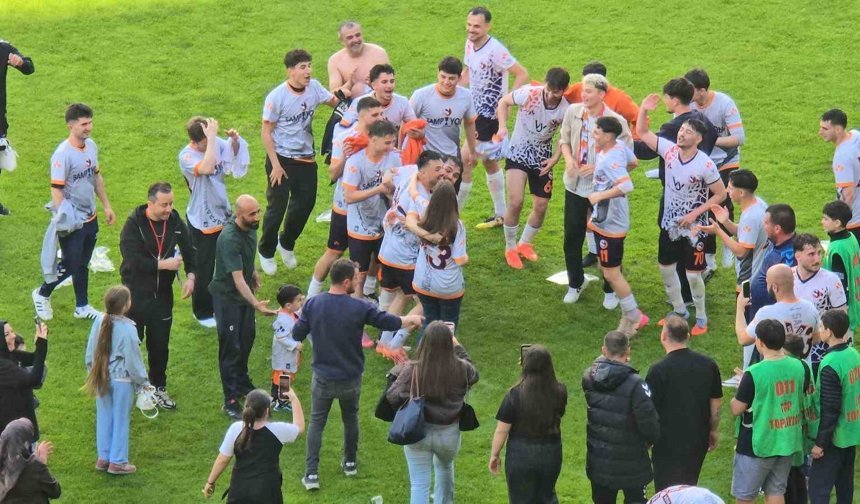 Şampiyonluk kutlamasında sürpriz evlilik teklifi