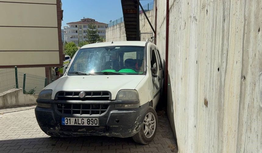 Aküsü biten aracı iterken canından oluyordu