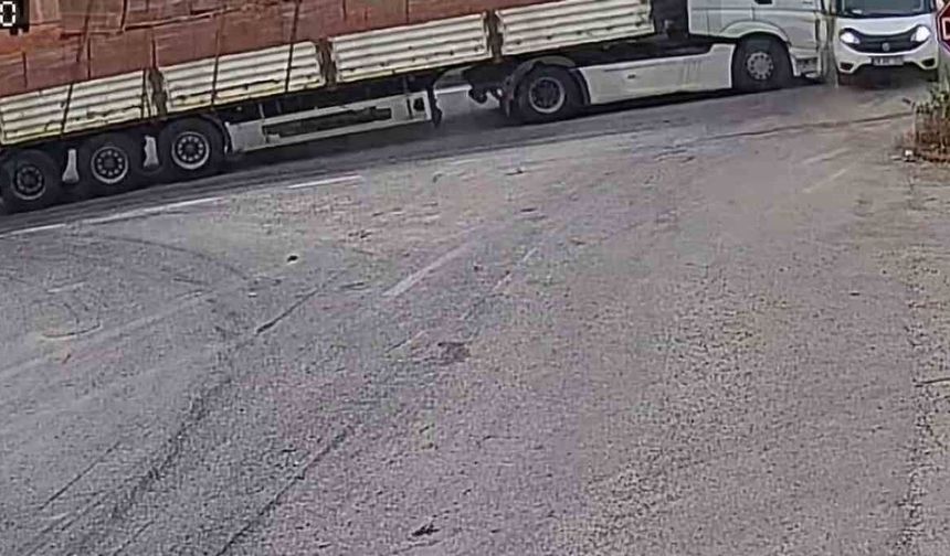 Kameralara yansıyan kaza ucuz atlatıldı: Tır, yola kayan kamyonete çarptı