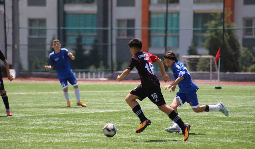 Karabük'te okul sporları futbol heyecanı başladı