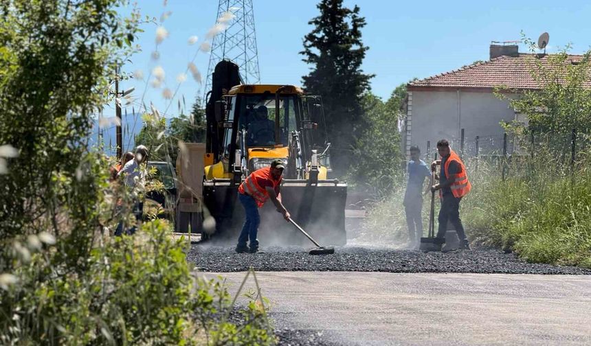 Karabük'te sıcak asfalt çalışmaları devam ediyor
