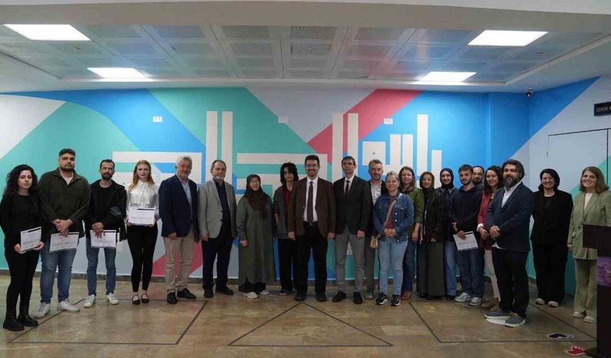 Üniversiteli gençler okul duvarlarını sanatla buluşturdu
