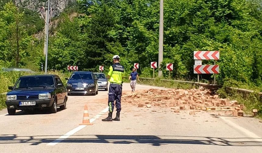 Yola saçılan tuğlalar ulaşımı tek yöne düşürdü