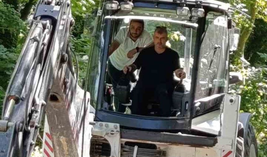 Başkan makamı bıraktı, kepçe koltuğuna geçti