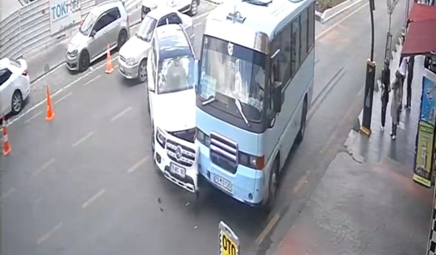 Cip ile yolcu minibüsünün çarpıştığı anlar kamerada
