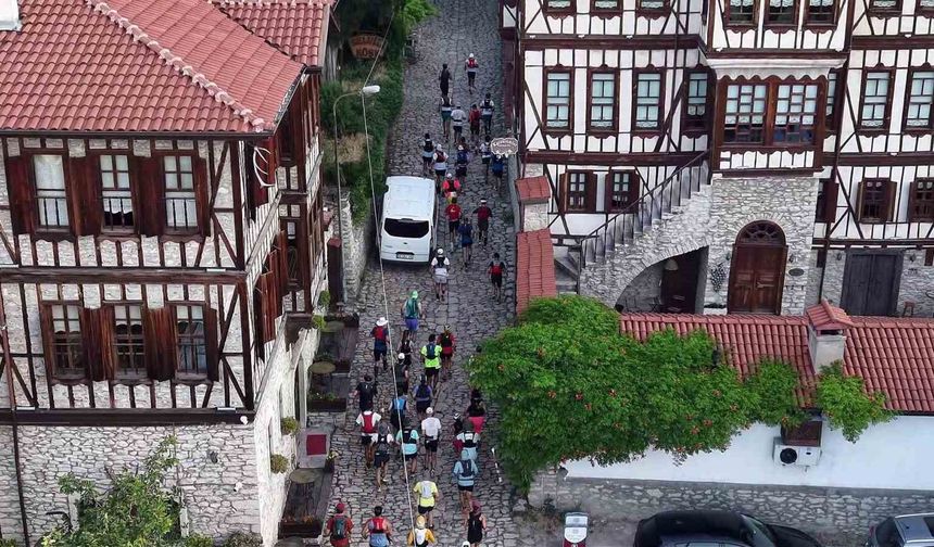Farklı ülkelerden sporcular Safranbolu'nun tarihi sokaklarında yarışıyor