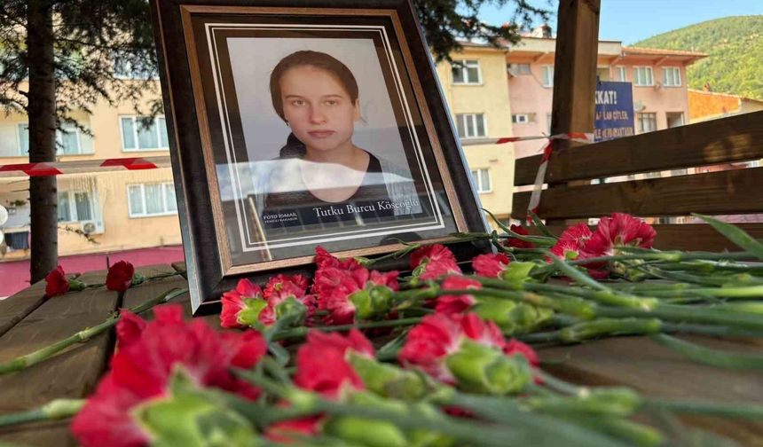 Karanfillerle anıldı: Tutku Burcu Köseoğlu için Kur'an-ı Kerim ve dua programı düzenlendi