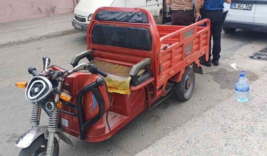 Hafif ticari araç elektrikli motosikletle çarpıştı: 5 yaralı