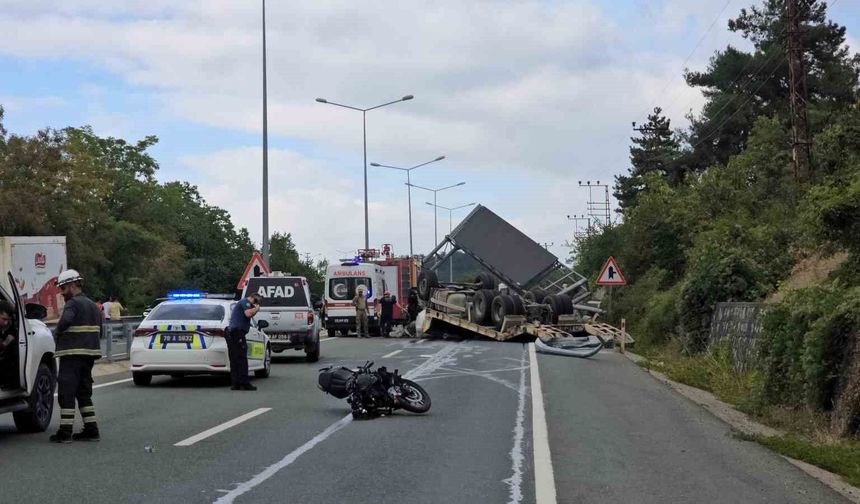 Karabük-Bartın yolunda feci kaza: Tır devrildi, 2 kişi hayatını kaybetti