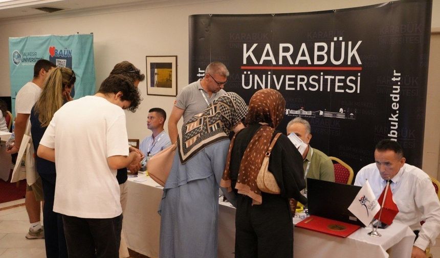Karabük Üniversitesi tercih günlerinde İzmir'de adaylarla buluştu