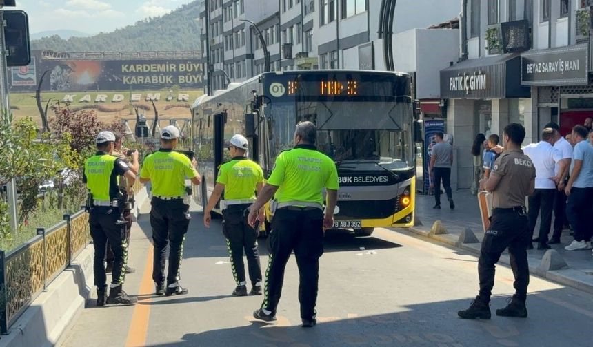 Karabük'te belediye otobüsü yayaya çarptı: 1 yaralı