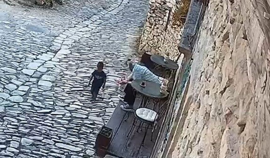Kayıp Aras'a anne şefkati: Polis gelene kadar başından ayrılmadı
