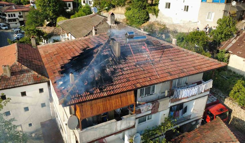 Safranbolu'da 3 katlı evin çatısında çıkan yangın söndürüldü