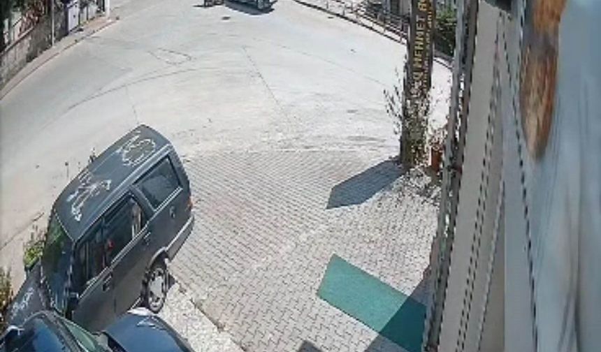 Hafif ticari araç ile motosiklet çarpıştı