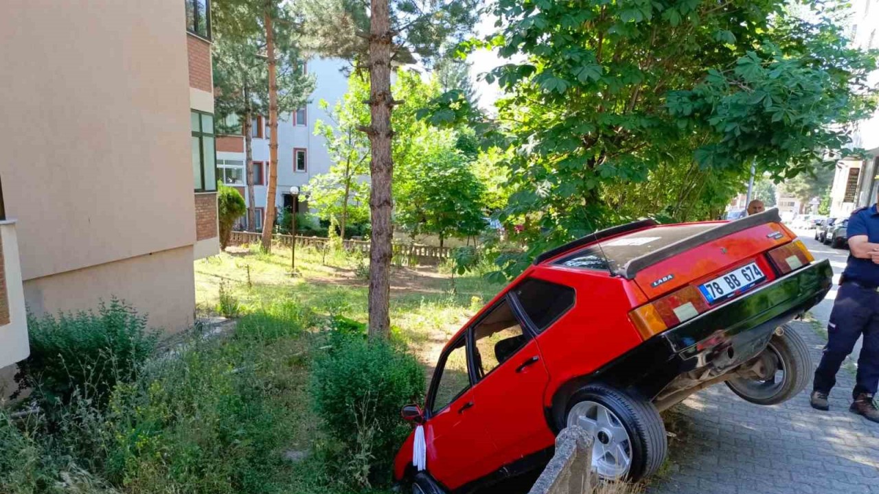 Direksiyonu kilitlenen otomobil apartman bahçesine düştü