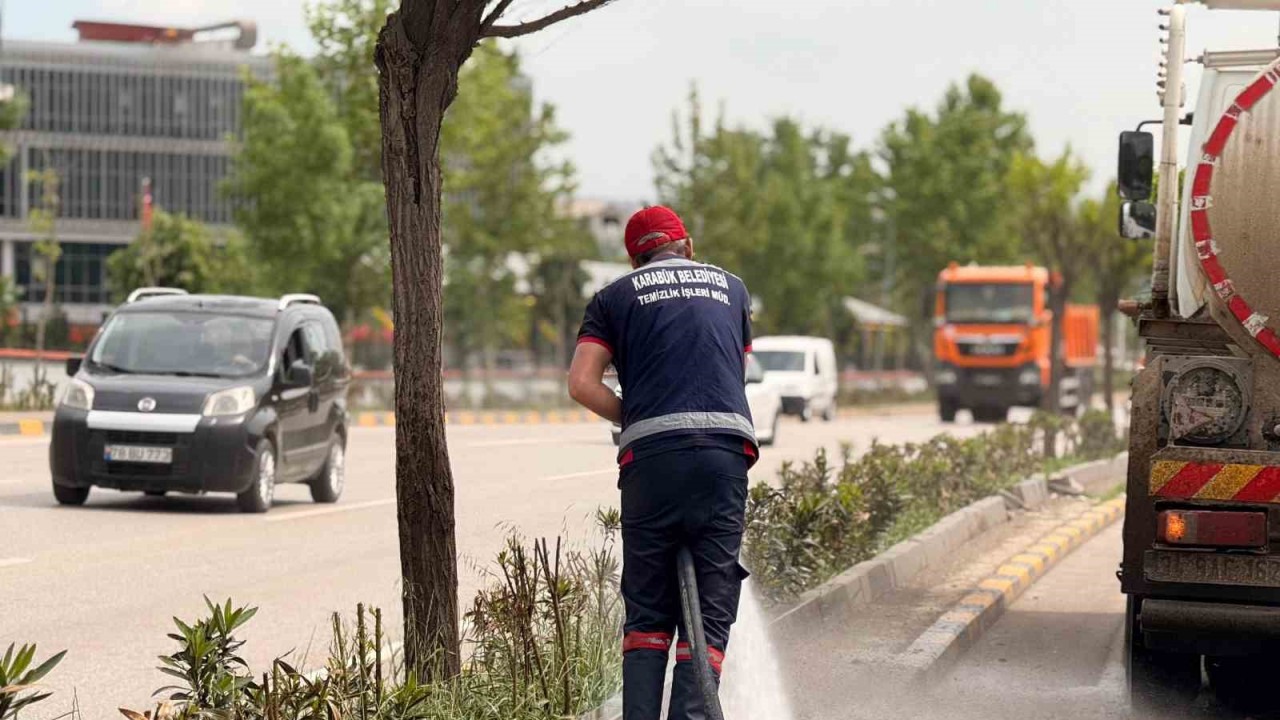 Karabük Belediyesi, şehir genelinde temizliği kesintisiz sürdürüyor