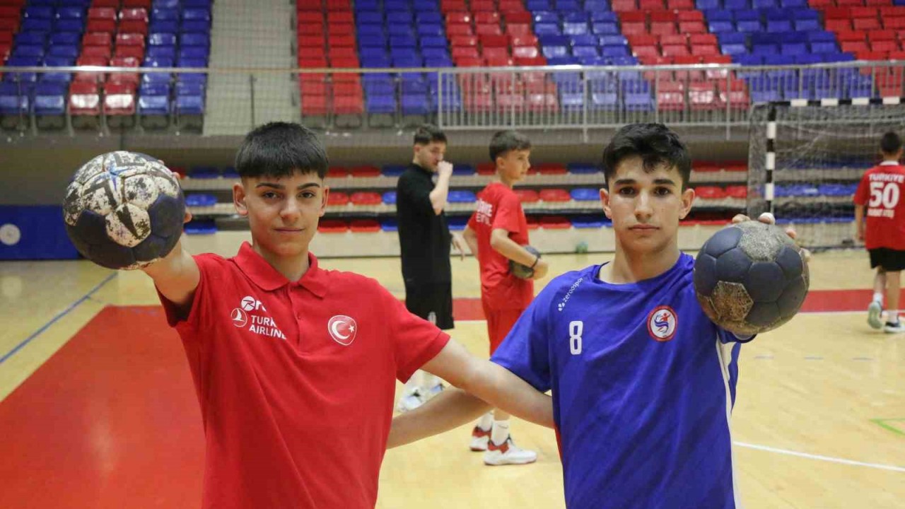 Karabüklü iki hentbolcu, milli takım kampına davet edildi