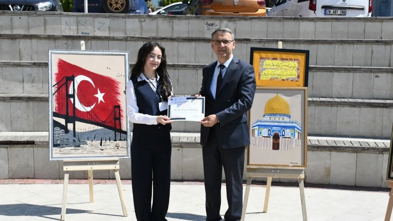 Öğrenciler tarafından yapılan resimler sergilendi
