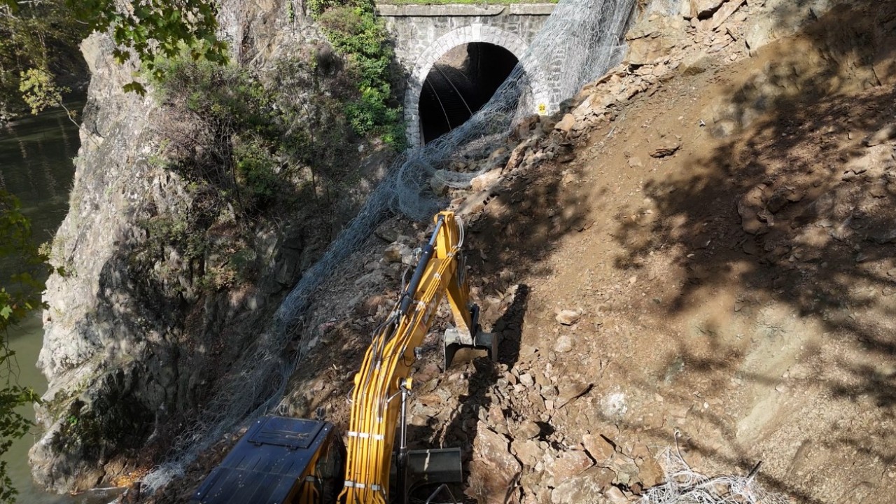 Heyelan demir yolunu kapattı, tren seferleri durduruldu