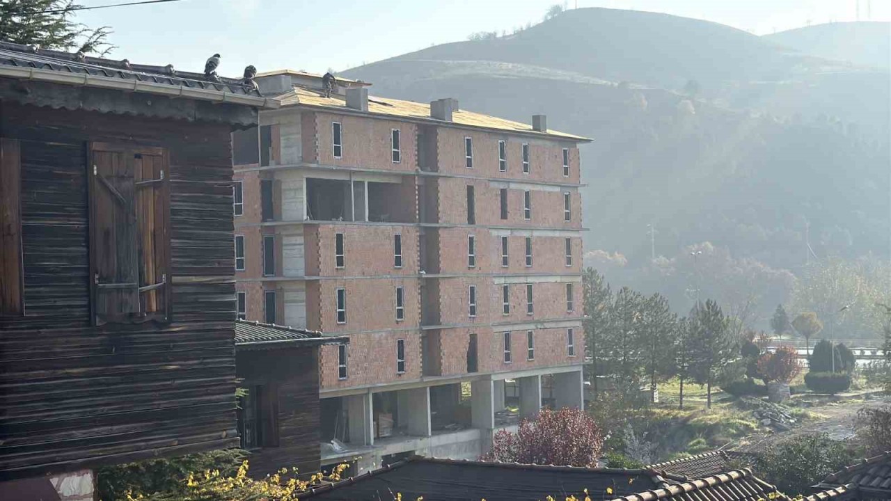 İnşaat çatısında tehlikeli çalışma kameraya yansıdı