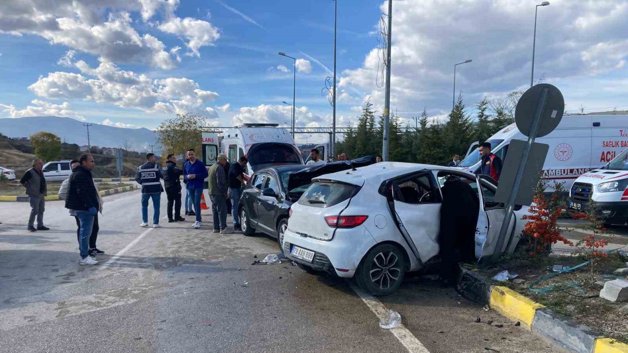 Karabük’te iki otomobil çarpıştı: 7 yaralı