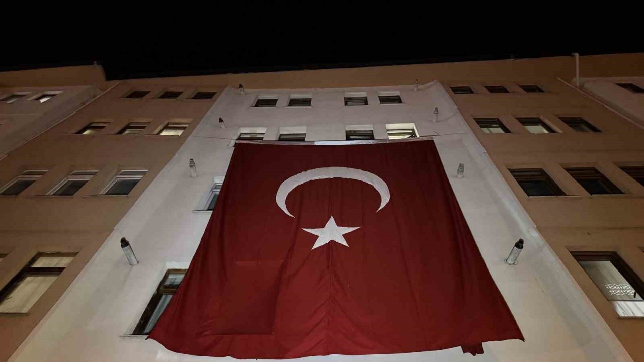 Şehit Astsubay Özcan’ın baba ocağına Türk bayrağı asıldı