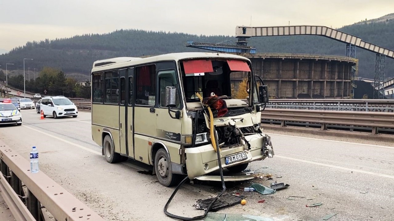 Yolcu minibüsü tır dorsesine çarptı