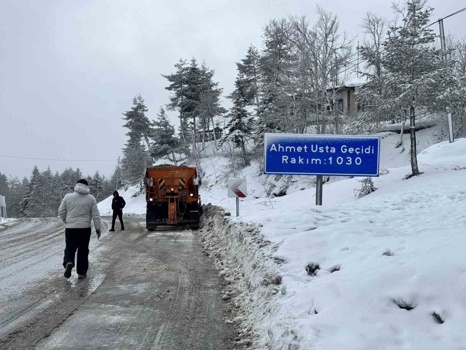 Karabük'te kar yağışıyla birlikte karayolları çalışmalarını sürdürüyor