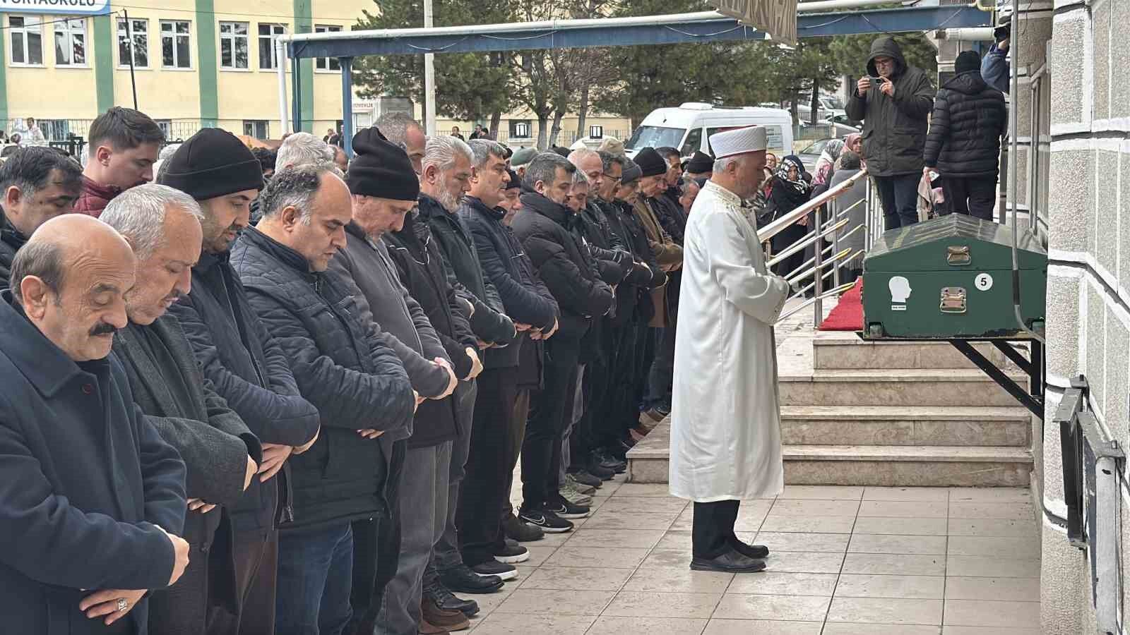 Denizde boğulan gencin cenazesi Karabük'te toprağa verildi