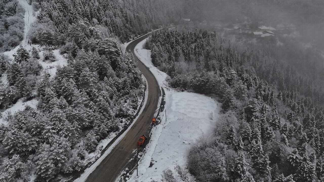 Karabük-Bartın kara yolunda bulunan 1030 rakımlı Ahmet Usta geçidi yeniden beyaz örtüyle kaplandı