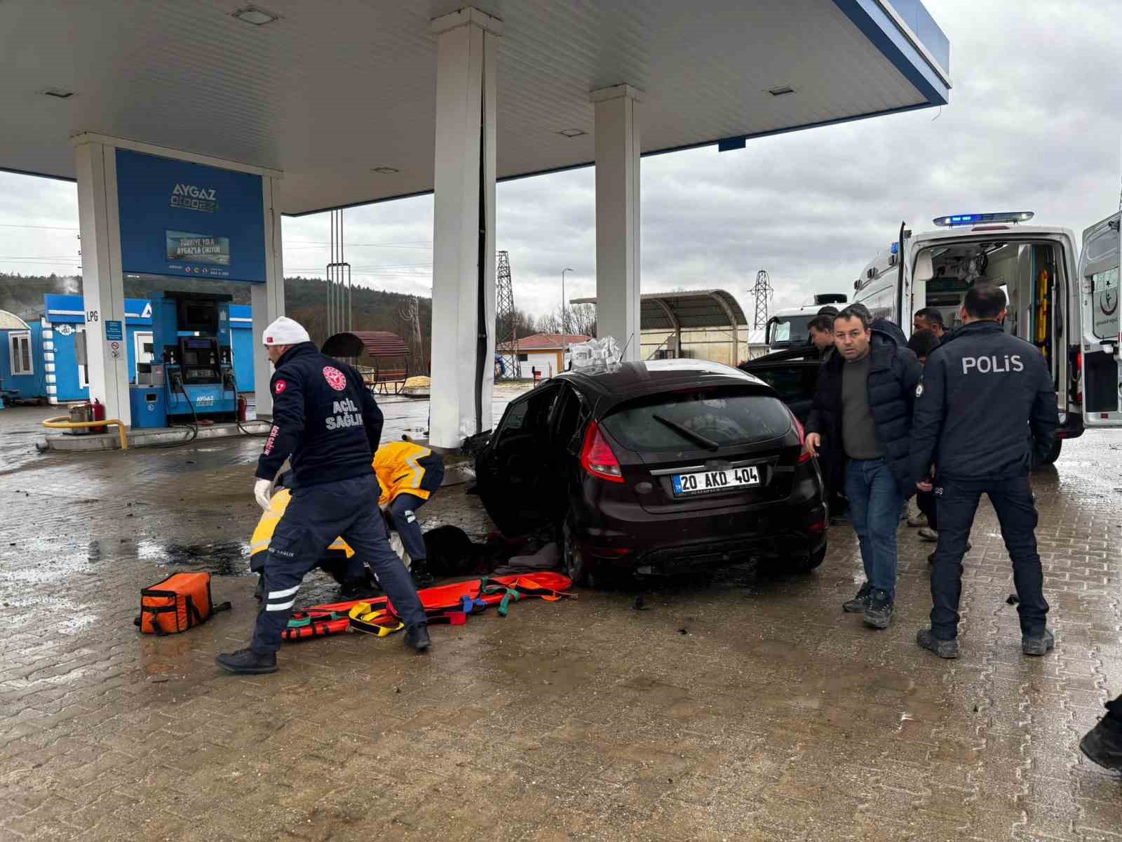 Karabük'te LPG istasyonuna çarpan otomobildeki 5 kişi yaralandı