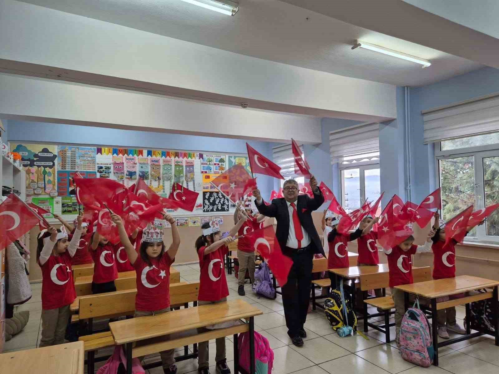 Karabük'te öğrenciler ikinci döneme Türk bayraklarıyla başladı