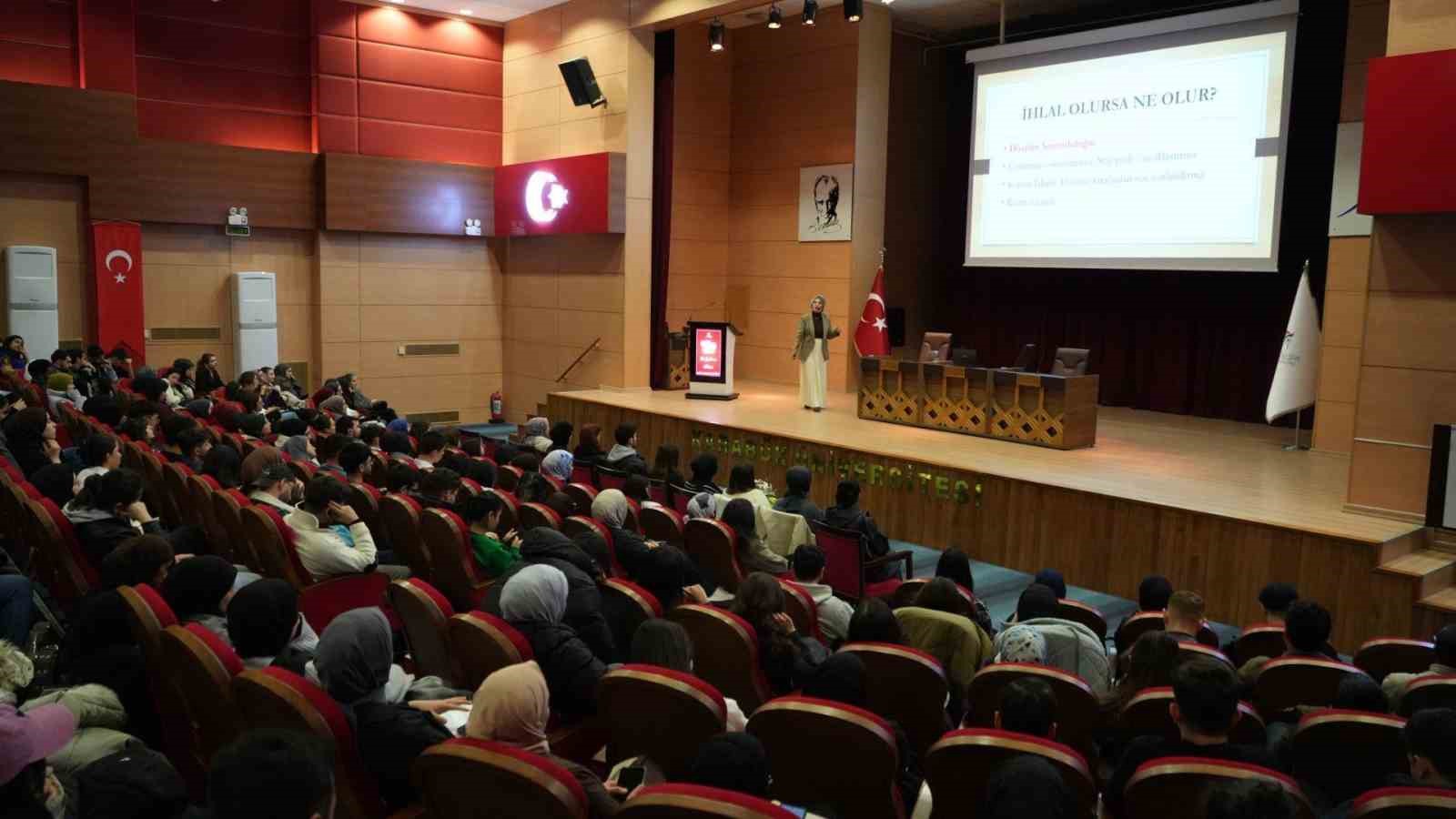 KBÜ'de sağlık öğrencilerine KVKK uyarısı