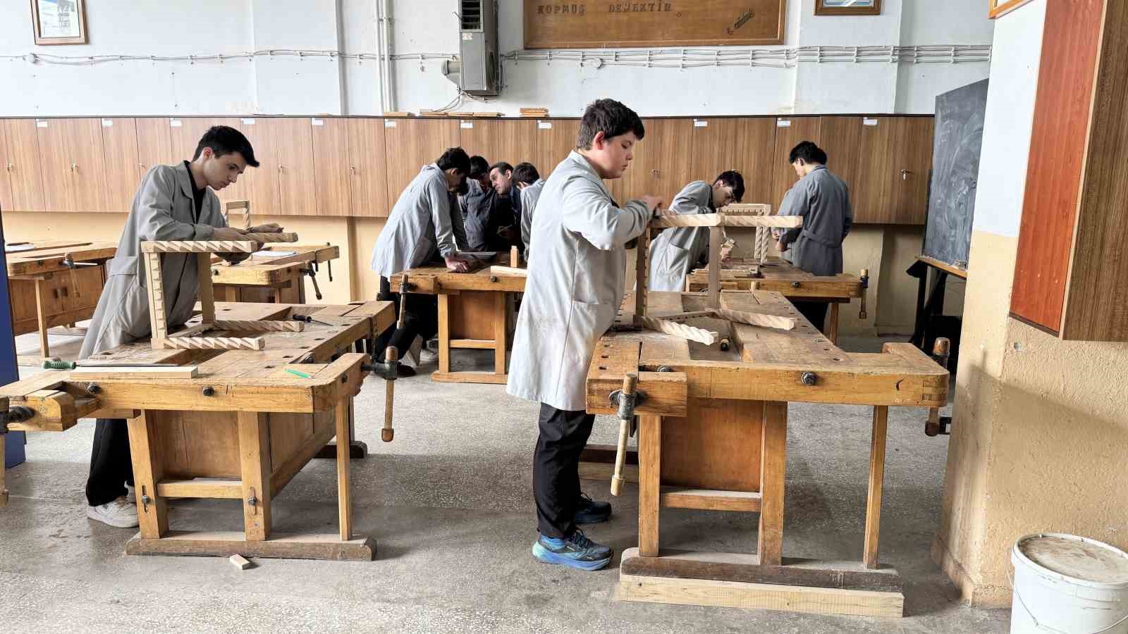Meslek lisesi öğrencilerinin el emeği ürünleri döner sermayeye kazandırılacak