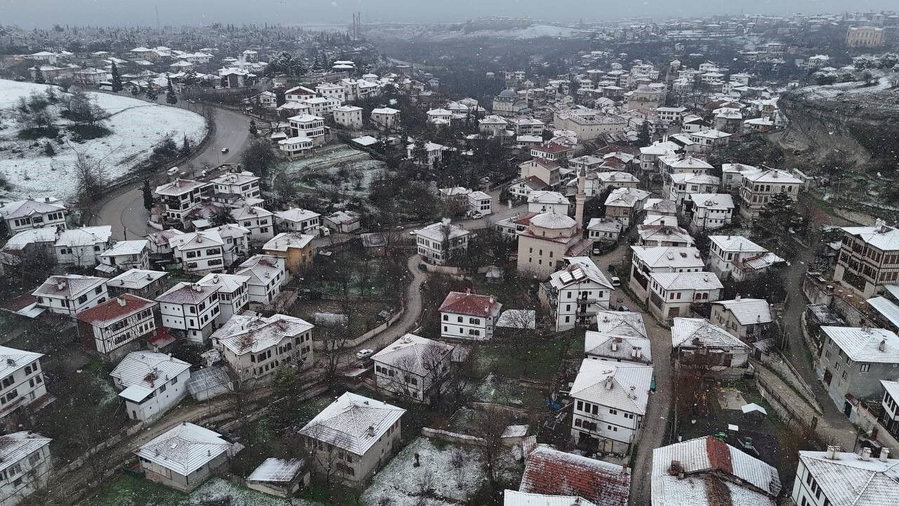 Safranbolu'da kar yağışı tarihi yapıların çatılarını beyaza bürüdü
