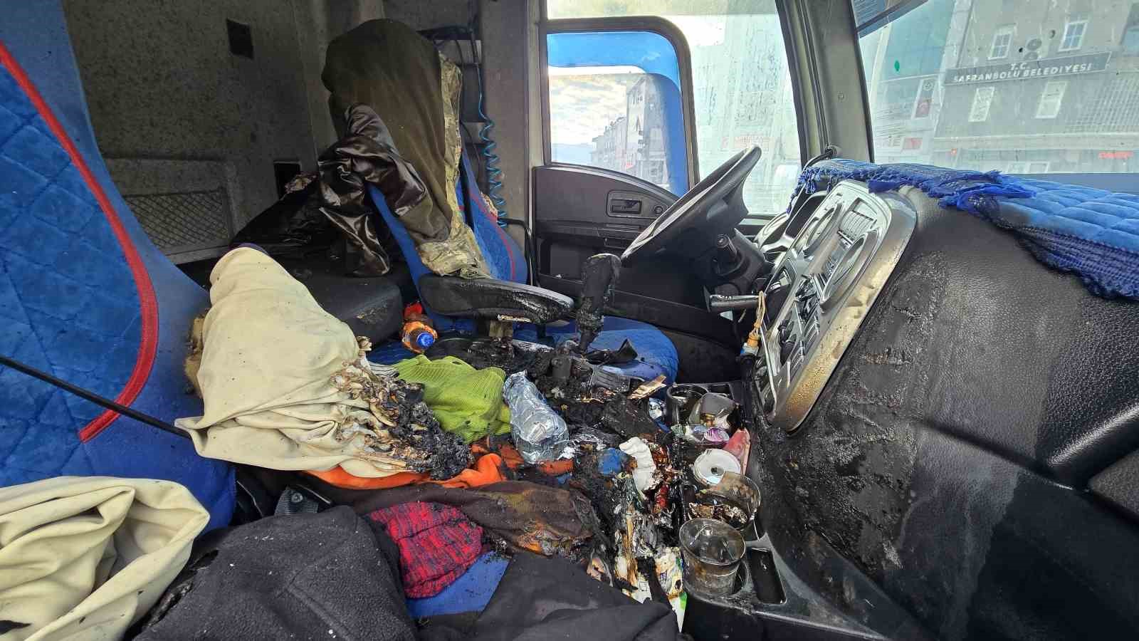 Taşıdığı sularla yangının büyümesini engelledi