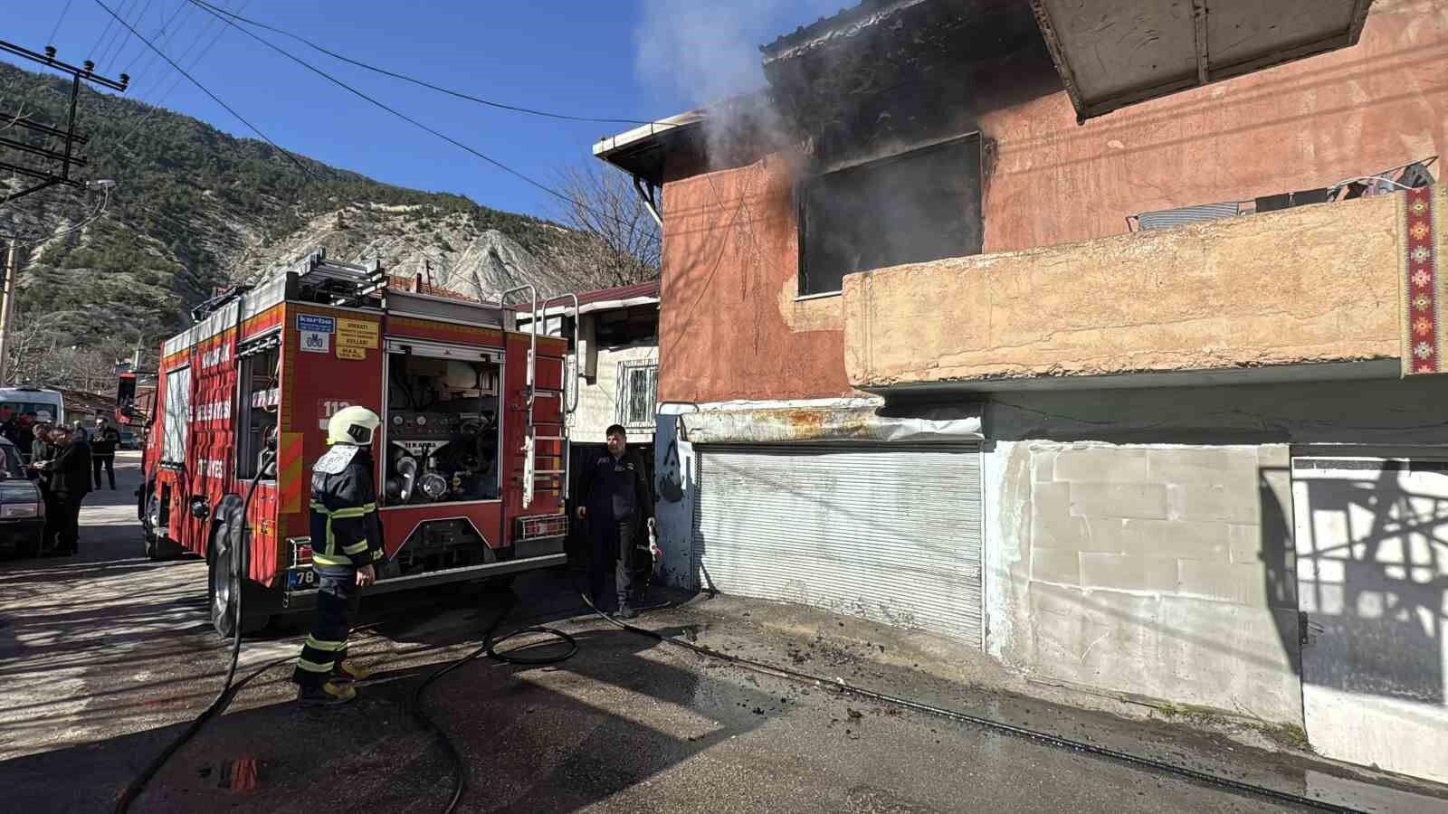 Tek katlı evde çıkan yangın söndürüldü