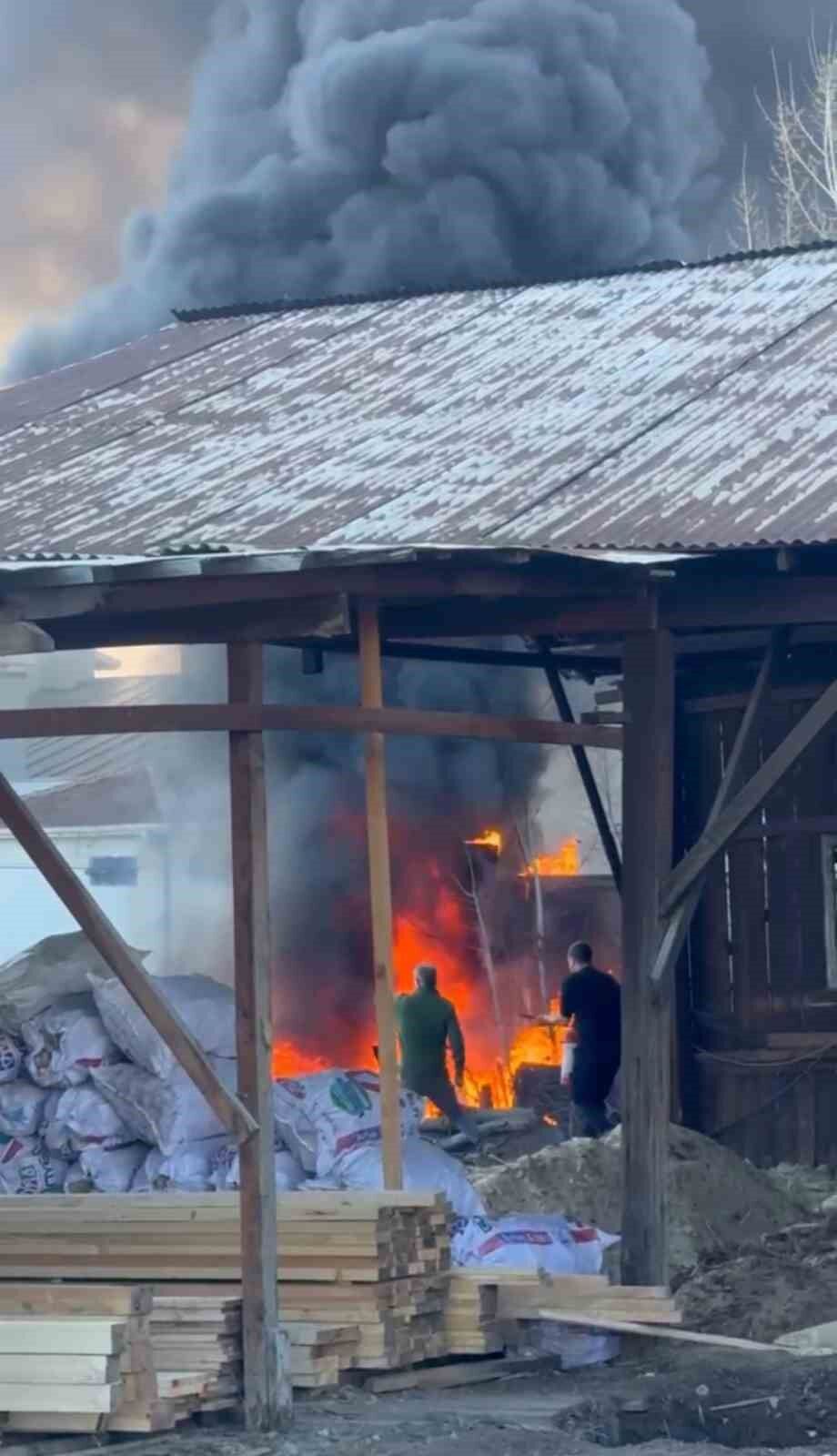 Çöp konteynerlerinde çıkan yangın korkuttu