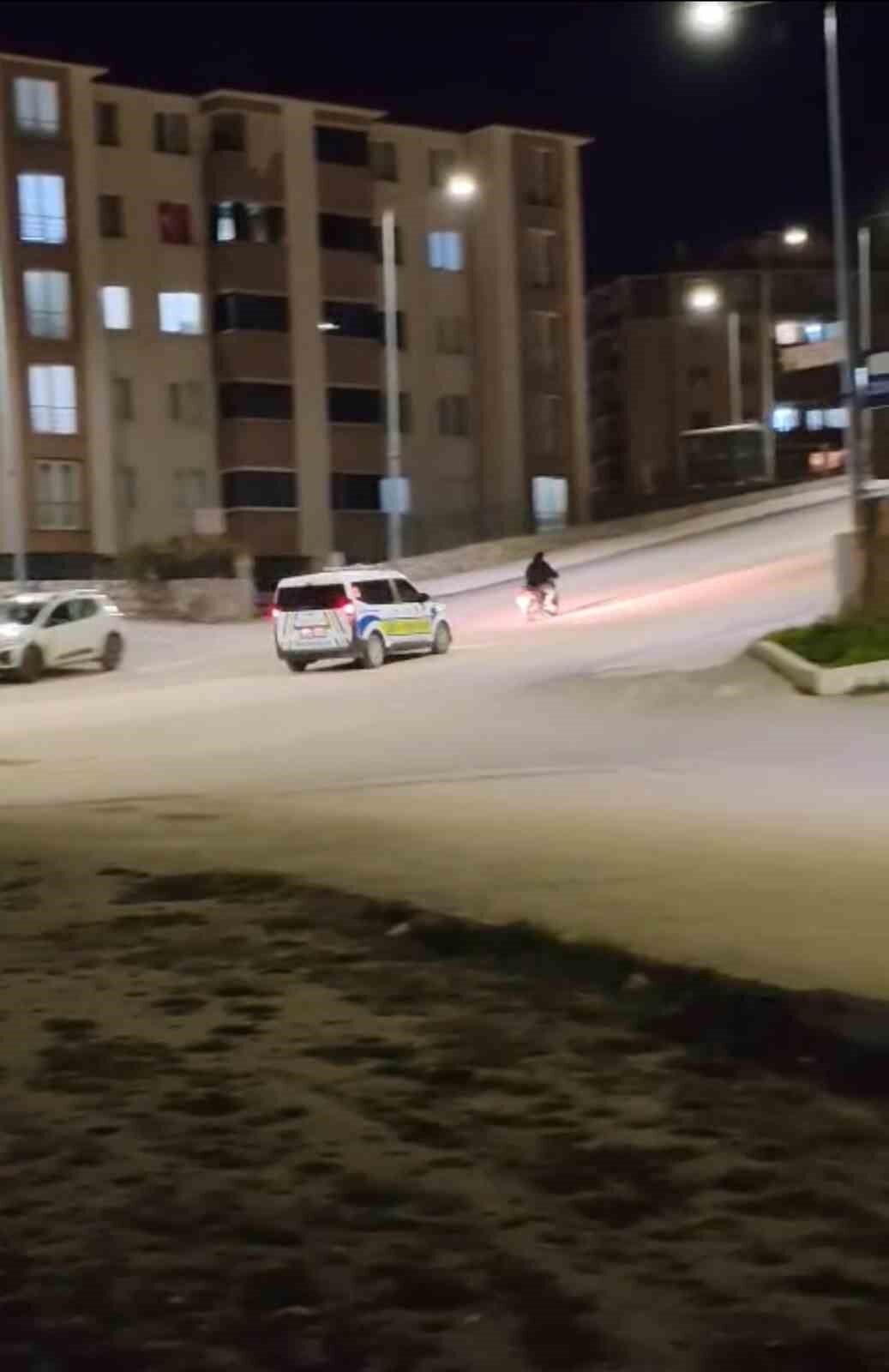 'Dur' ihtarına uymayan motosikletli böyle kaçtı