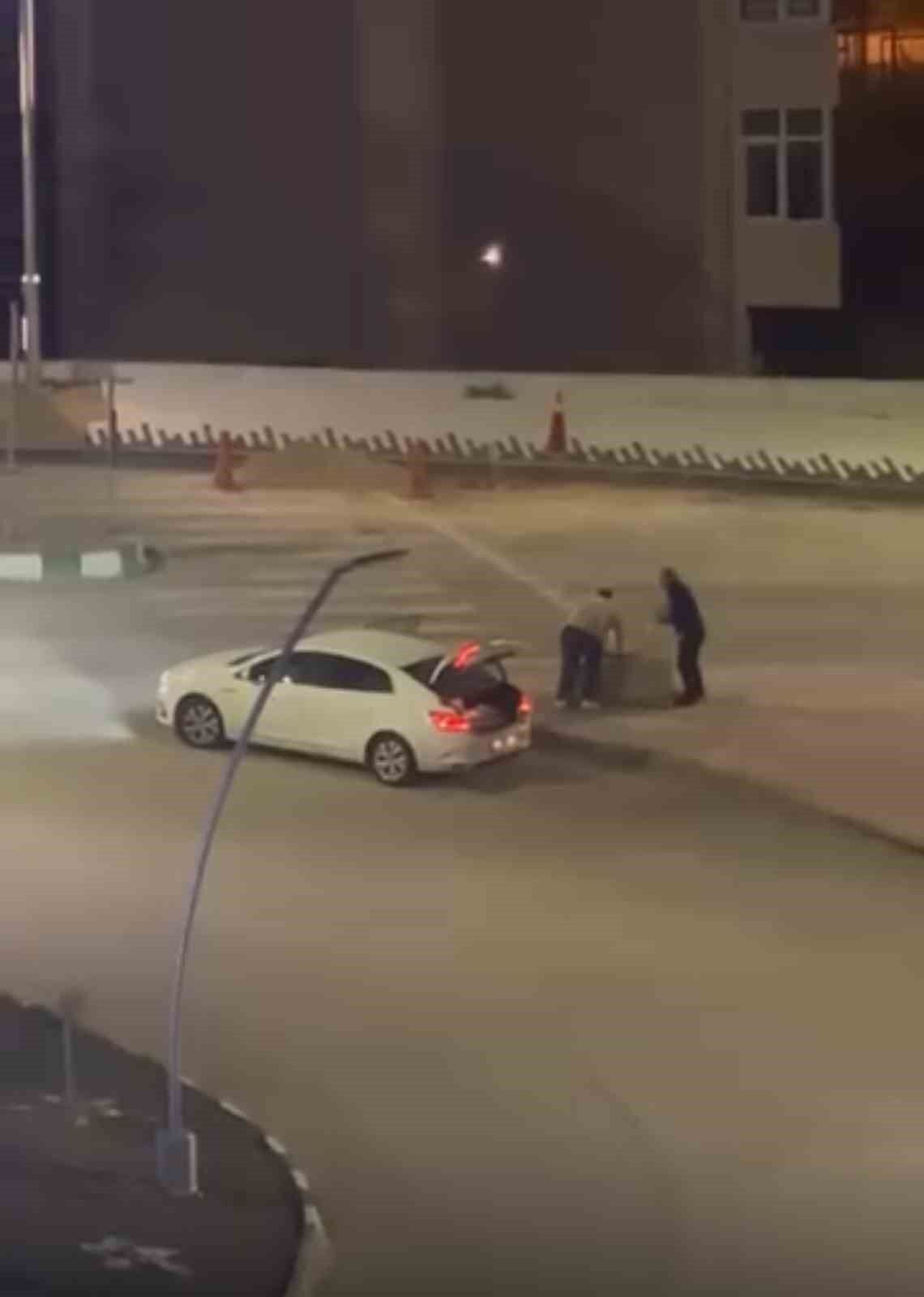 Kaldırım taşı çalan 2 zanlı yakalandı