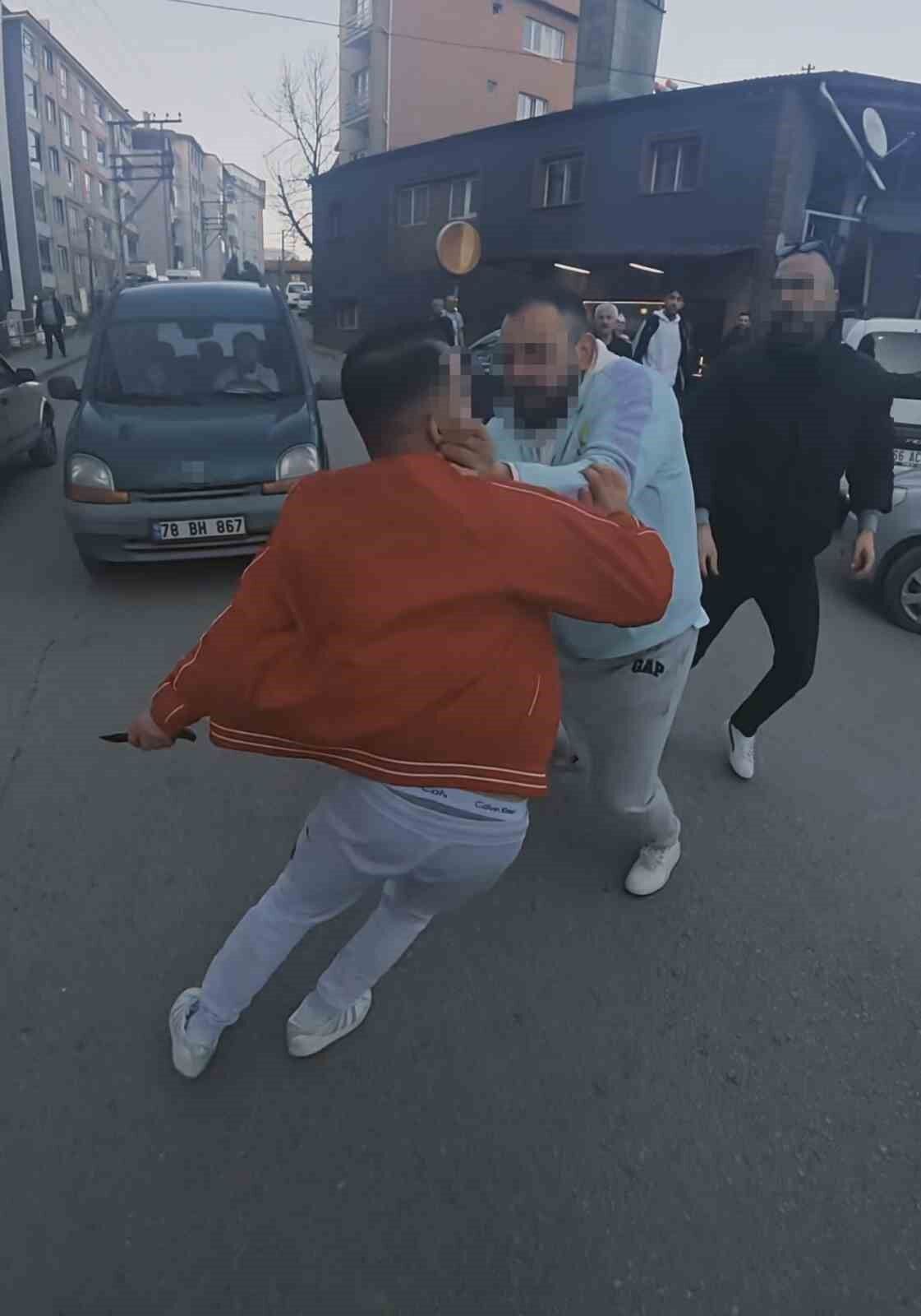 Yol verme kavgasında bıçak çeken adamı vatandaşlar engelledi