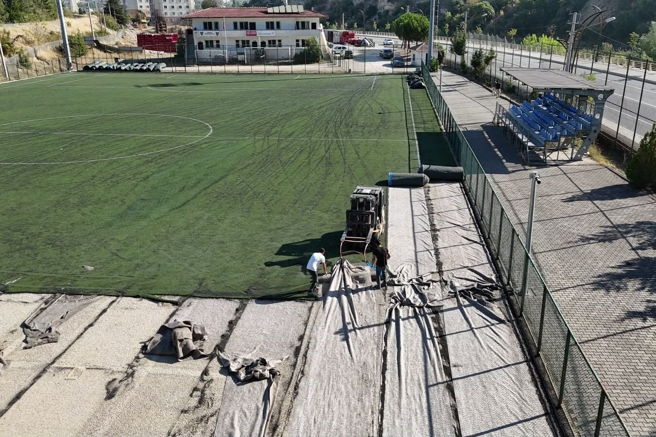 Soğuksu Sentetik Futbol Sahası'nın zemini yenileniyor